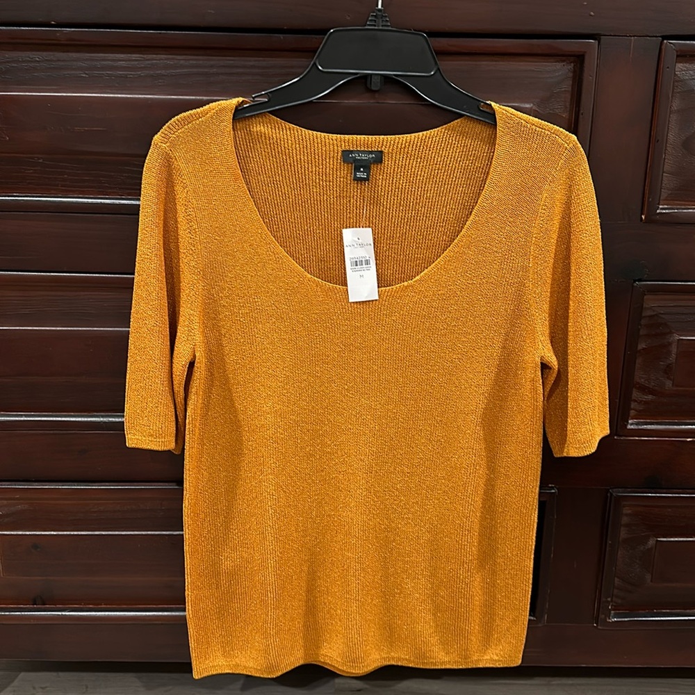 NWT Ann Taylor Factory beautiful knit top. Size medium